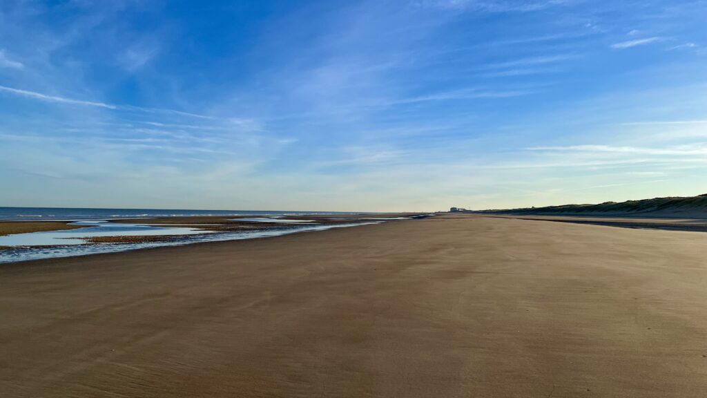 Seul sur la plage de De Haan en Belgique