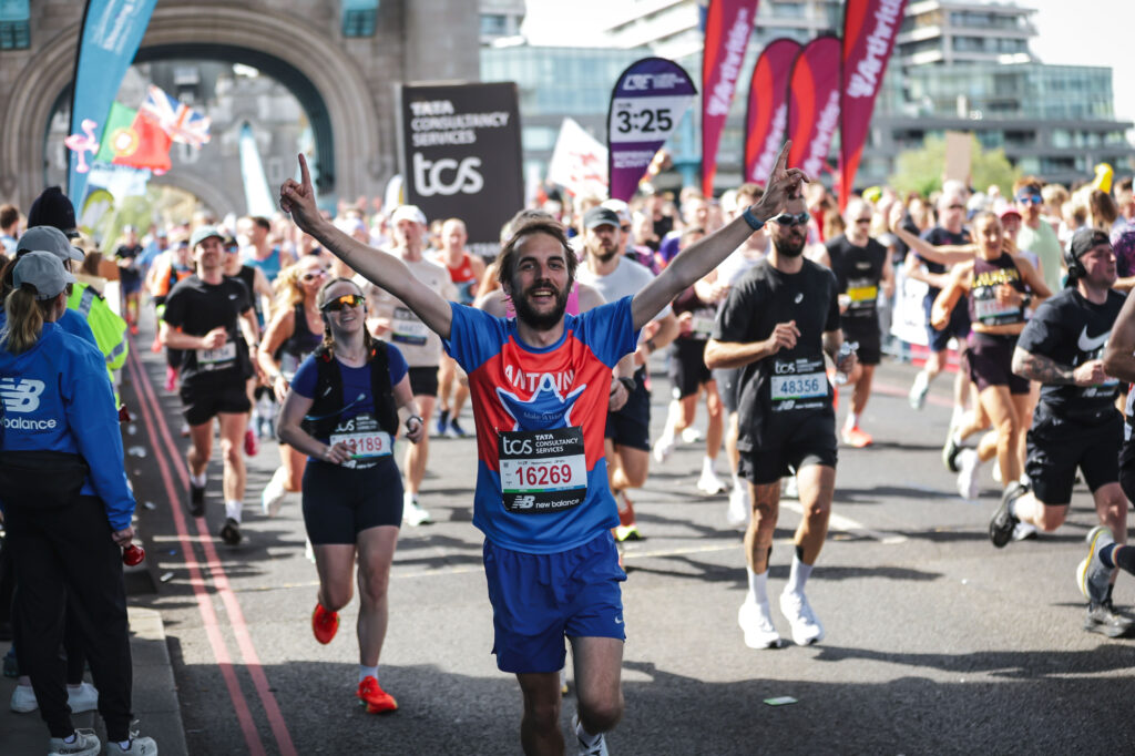 Antoine Cauty sur le "Tower Bridge" pendant le marathon de Londres, un décor de rêve
