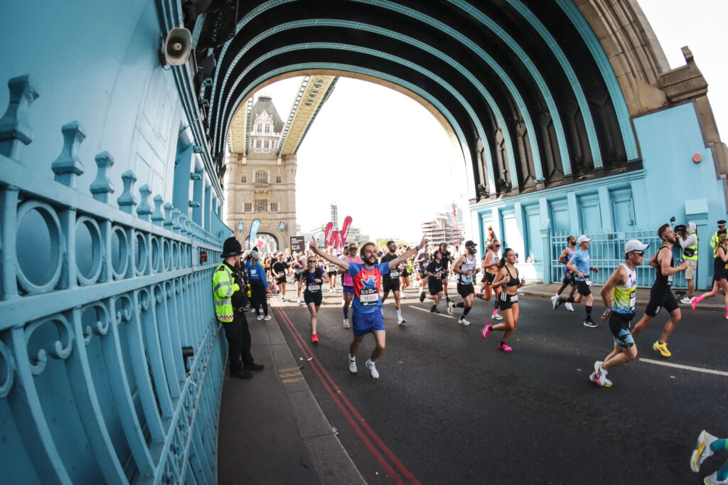 Antoine Cauty sur le "Tower Bridge" pendant le marathon de Londres, un décor de rêve