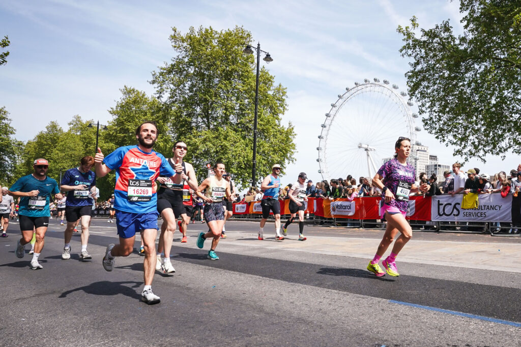 Antoine Cauty devant le "London Eye" pendant le marathon de Londres, un décor de rêve