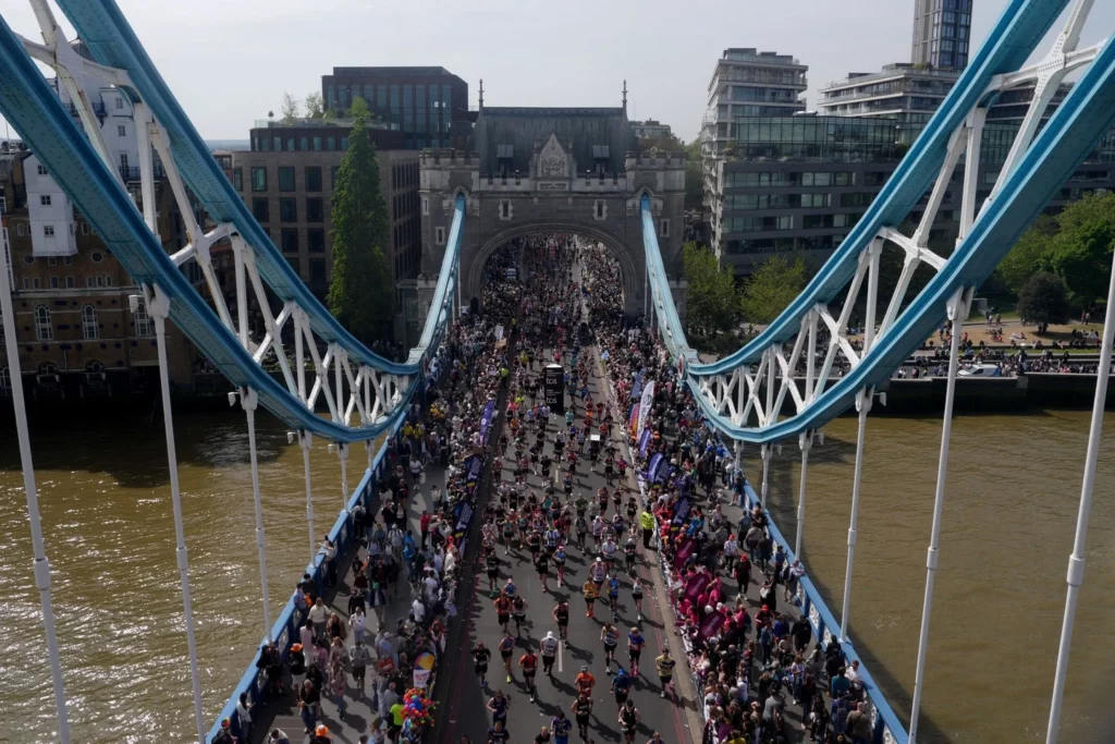 Le "Tower Bridge" pendant le marathon de Londres, un décor de rêve (Jonathan Brady/PA) 