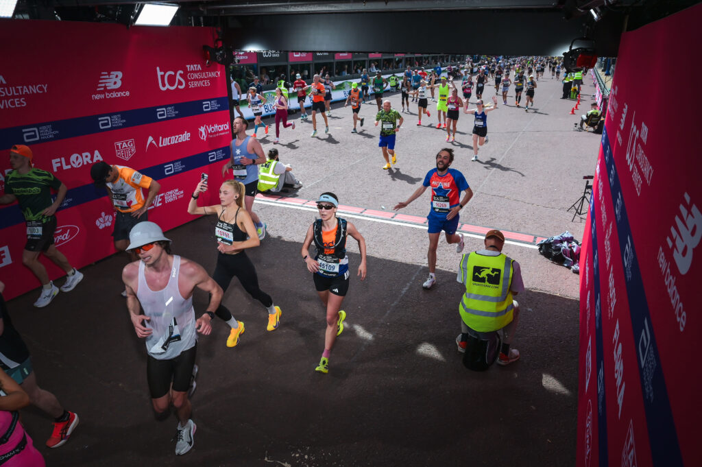 Antoine Cauty au passage de la ligne d'arrivée du marathon de Londres, un rêve devenu réalité