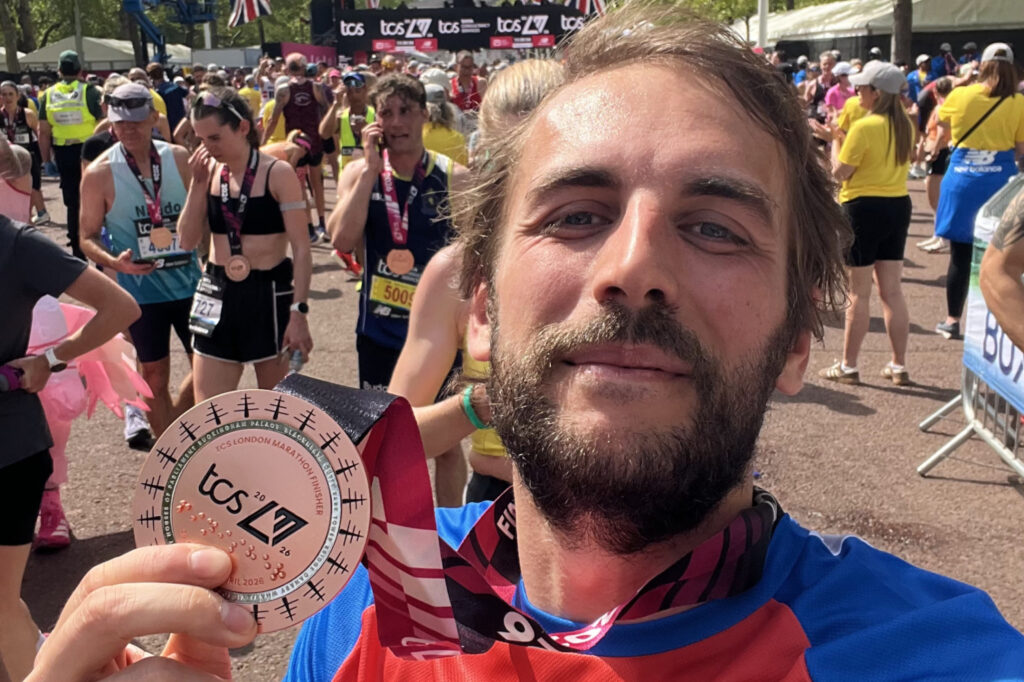 Antoine Cauty avec la médaille de "finisher" du marathon de Londres, un rêve devenu réalité